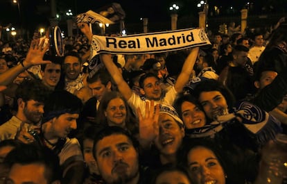 Al final del partido los aficionados del Real Madrid han ido llegando a la plaza de La Cibeles para festejar la consecuci&oacute;n de la 10&ordf; Copa de Europa. 