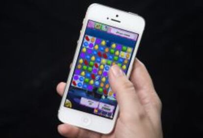 Una persona juega con Candy Crush en su smartphone.