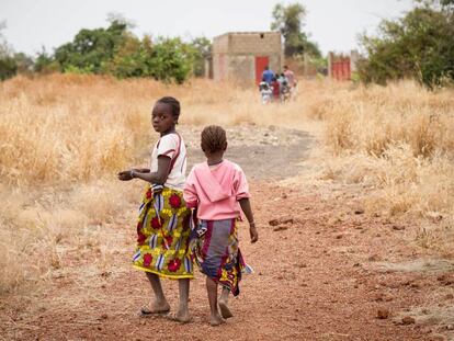Dos ni&ntilde;as pasean por Beleko, Mali, pa&iacute;s donde la MGF tiene una tasa del 89%.