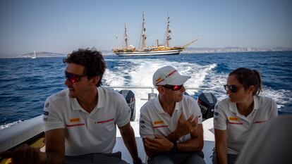 En el medio, Checco Bruni, timonel del equipo Luna Rossa junto a otros dos integrantes con el Amerigo Vespucci al fondo, este domingo en Barcelona.