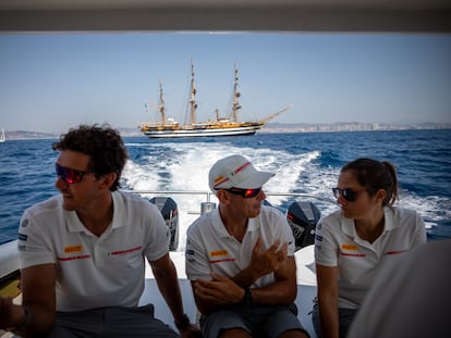 En el medio, Checco Bruni, timonel del equipo Luna Rossa junto a otros dos integrantes con el Amerigo Vespucci al fondo, este domingo en Barcelona.