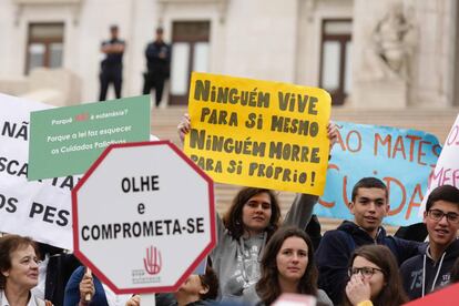 Manifestación en la Asamblea de la República para protestar contra la despenalización de la eutanasia y la muerte asistida en Lisboa.