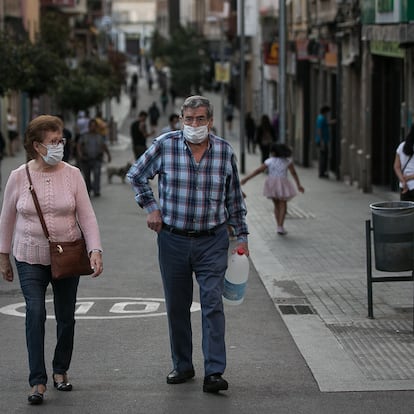 05/05/20 Barrio de la Torrassa, calle Progres. 
Estado de Alarma, inicio del deconfinamiento. Septima semana de confinamiento generalizado para evitar los contagios por la crisis sanitaria del coronavirus. Hospitalet de Llobregat, 6 de mayo de 2020 [ALBERT GARCIA] 
