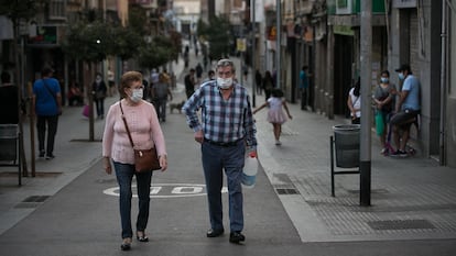 Two passers-by in Hospitalet de Llobregat, Catalonia.