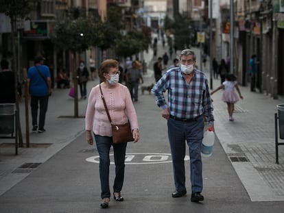 Two passers-by in Hospitalet de Llobregat, Catalonia.