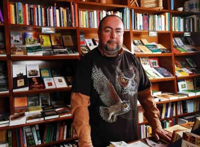 Jesús Martínez en su librería vallisoletana.