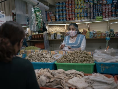 Una vendedora atiende a un cliente en un mercado en Toluca, en el Estado de México, el 9 de agosto de 2022.