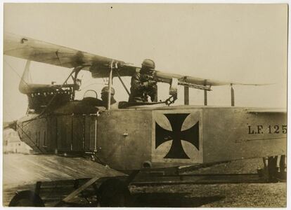 Aviador alemán preparado para el combate, 1917-1918. 