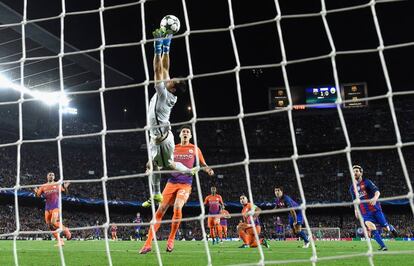 El porter del Manchester City Claudio Bravo salva un gol.