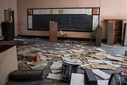 Imagen del interior de una escuela cerrada hace años en Welch.