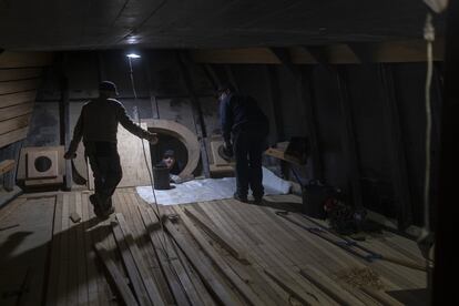 Trabajadores, en la cubierta de popa adaptan las láminas de iroko.