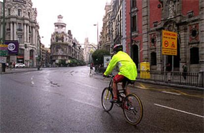 Un ciclista pedalea hacia la Gran Vía en el Día Europeo sin Coches.