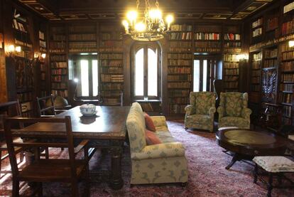 Una de las estancias que podrán ver es la biblioteca de Emilia Pardo bazán, la dueña original del pazo., el 25 de marzo de 2011.