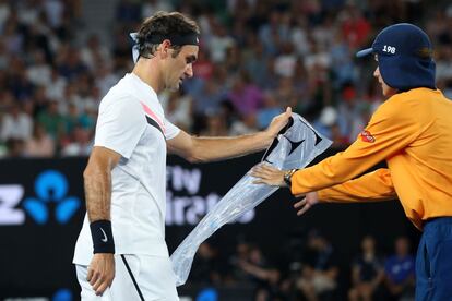 Roger Federer cambia las raquetas durante el partido ante el croata Marin Cilic, el 28 de enero de 2018.