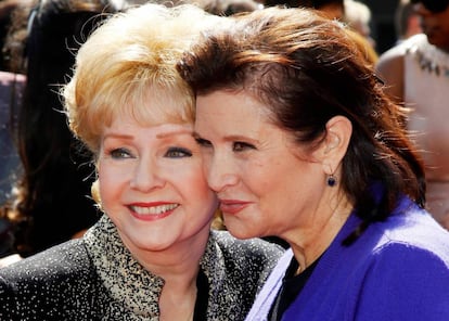 Las actrices Debbie Reynolds y, a la derecha, Carrie Fisher, en una imagen de 2011.
