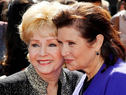 Las actrices Debbie Reynolds y, a la derecha, Carrie Fisher, en una imagen de 2011.