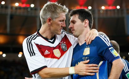 Leo Messi recibe el consuelo del alemán Schweinsteiger tras perder la final del Mundial 2014.