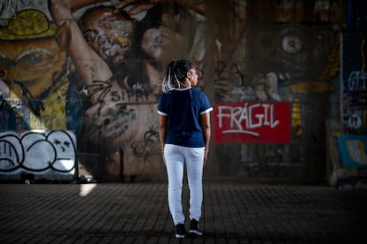 Isatu, migrante de Sierra Leona, posa en Sevilla.