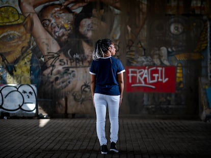 Isatu, migrante de Sierra Leona, posa en Sevilla.