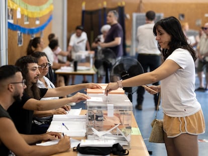 Una mujer vota el pasado 23 de julio en la Escola Mediterrània, en Barcelona.