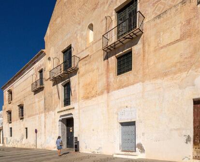 Exterior de la sede de la fábrica de miel de caña Nuestra Señora del Carmen, en Frigiliana.