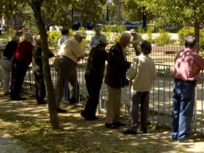 Un grupo de jubilados se reunen en un parque madrile&ntilde;o para jugar a la petanca. 