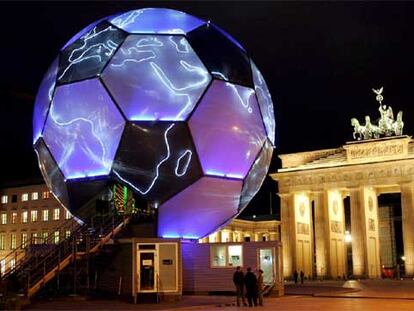 Un gran balón es la imagen de la Copa del Mundo junto a la Puerta de Brandenburgo, en Berlín.