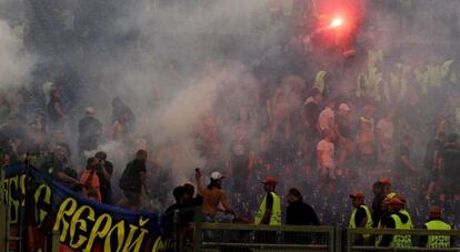 Los aficionados del CSKA encienden bengalas en el Estadio Olímpico de la Roma.