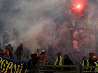 Los aficionados del CSKA encienden bengalas en el Estadio Olímpico de la Roma. 