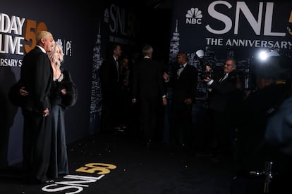 Tampoco faltó en la alfombra roja de 'SNL' Cher (California, 78 años), que posó junto a su pareja, el ejecutivo musical Alexander Edwards (California, 39 años). Durante la gala, la cantante estuvo sentada al lado de Kevin Costner (California, 70 años), cuya reacción de emoción al ver actuar en directo a Cher un par de días antes en otra gala se hizo viral. "Necesito que mi hombre me mire como Kevin Costner mira a Cher" o "Creo que Kevin Costner está enamorado" fueron algunos de los comentarios de los usuarios.