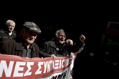 Un jubilado grita durante una manifestación en Atenas (Grecia). El Gobierno de Grecia espera llegar a un acuerdo la semana próxima con sus socios de la eurozona y el Fondo Monetario Internacional (FMI) sobre el paquete de reformas a aplicar por Atenas para desbloquear el dinero restante del rescate, según ha indicado el ministro de Economía griego, George Stathakis.