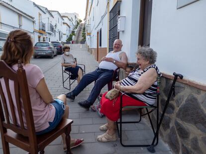 Francisca Sánchez y su marido, José Ibáñez, charlan al fresco con su vecina Catalina Sánchez en Algar.