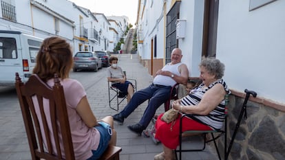 Francisca Sánchez and her husband, José Ibáñez, chat to their neighbor, Catalina Sánchez in Algar (Spanish audio).