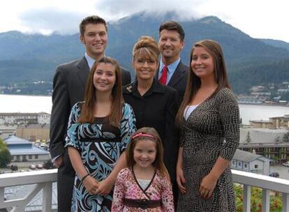 La candidata republicana a la vicepresidencia, Sarah Palin, junto a su familia. Su hija Bristol es la que se sitúa a la derecha de la imagen para el lector.