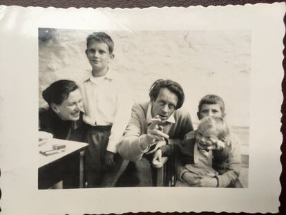 Charmian Clift y George Johnston, junto a sus hijos. 