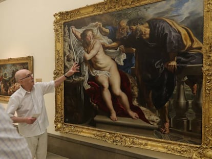 Dos visitantes observan 'Susana y los viejos', la obra de Rubens que comenzará una segunda fase de restauración.