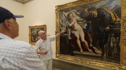 Dos visitantes observan 'Susana y los viejos', la obra de Rubens que comenzará una segunda fase de restauración.