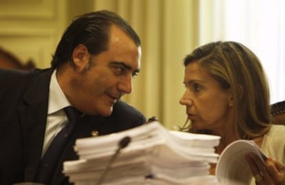 Imagen de Gemma Gallego del 28 de julio de 2009 junto a Miguel Collado, en una reunión del pleno del CGPJ.