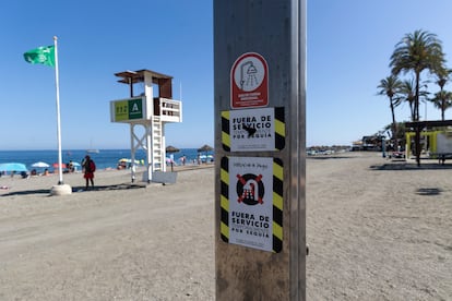 Bañistas disfrutaban de la playa de Torre del Mar (Vélez-Málaga) donde las duchas públicas tienen el suministro de agua cortado debido a las restricciones por la sequía.