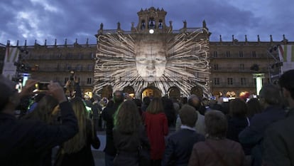 La Plaza Mayor de Salamanca durante la inauguración del festival 'Luz y vanguardias'.