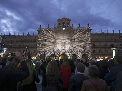 La Plaza Mayor de Salamanca durante la inauguraci&oacute;n del festival &#039;Luz y vanguardias&#039;. 
 
 