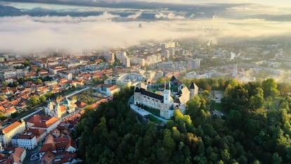 Castillo de Liubliana (Eslovenia), con el resto de la ciudad cubierta por niebla.