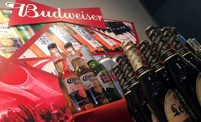 Botellas de algunas de las marcas de AB InBev en un evento en Hong Kong