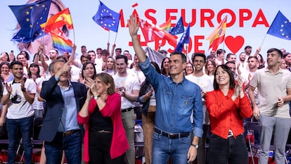 Desde la izquierda, José Luis Rodríguez Zapatero, expresidente del Gobierno; Teresa Ribera, candidata del PSOE a las elecciones europeas; Pedro Sánchez, presidente del Gobierno, y Diana Morant, ministra de Ciencia, durante el mitin en Valencia, el 23 de mayo. 