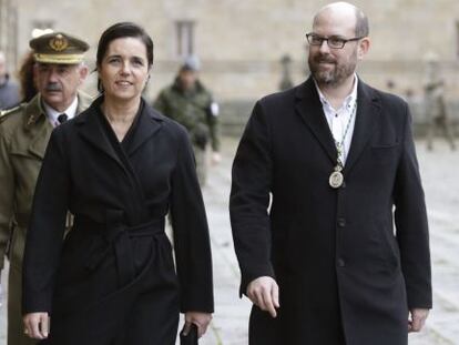 La presidenta del Parlamento de Galicia, Pilar Rojo, con el alcalde compostelano, Marti&ntilde;o Noriega, en los actos previos a la misa en la Catedral. 