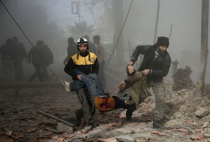 Traslado de un herido tras un ataque del régimen sirio en Kafr Batna (Siria), en el que murieron 35 civiles. 