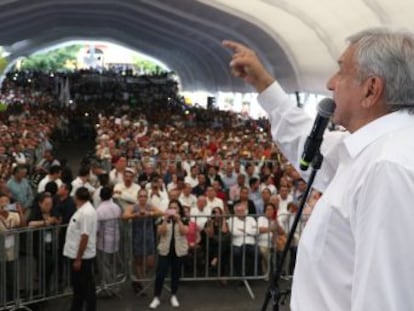 Simpatizantes de López Obrador aguardan su llegada al poder con entusiasmo después de un sexenio aciago