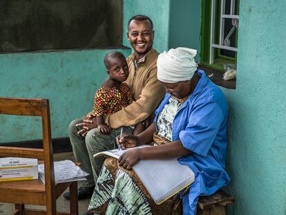 Drocella, agente comunitaria de salud ruandesa, controla la temperatura y hace un test de malaria a un niño de Muguba, el pueblo donde vive.