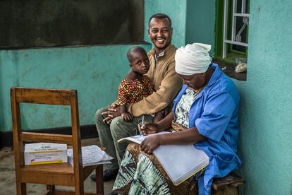 Drocella, agente comunitaria de salud ruandesa, controla la temperatura y hace un test de malaria a un niño de Muguba, el pueblo donde vive.