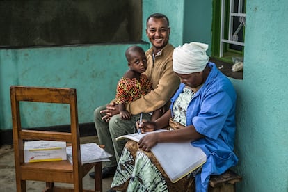 Drocella, agente comunitaria de salud ruandesa, controla la temperatura y hace un test de malaria a un niño de Muguba, el pueblo donde vive.